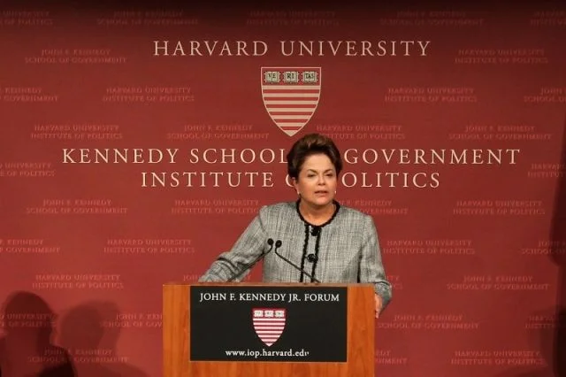 Dilma em discurso em Harvard (Foto : Roberto Stucker/PR)