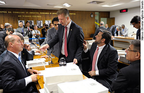 Como votaram os deputados e senadores na CPMI do Cachoeira?