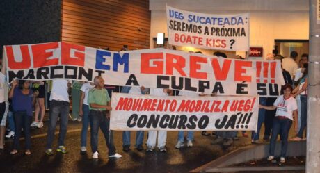 Greve da UEG continua e manifestantes querem audiência com governador