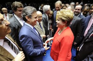 Aécio-com-Dilma-no-Congresso-dez-2013-Folhapress