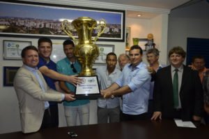 Federação Goiana de Futebol entrega troféu de campeão para o Caldas Atlético Clube - FOTO FRANCISCO FROTAS - SECOM CALDAS NOVAS