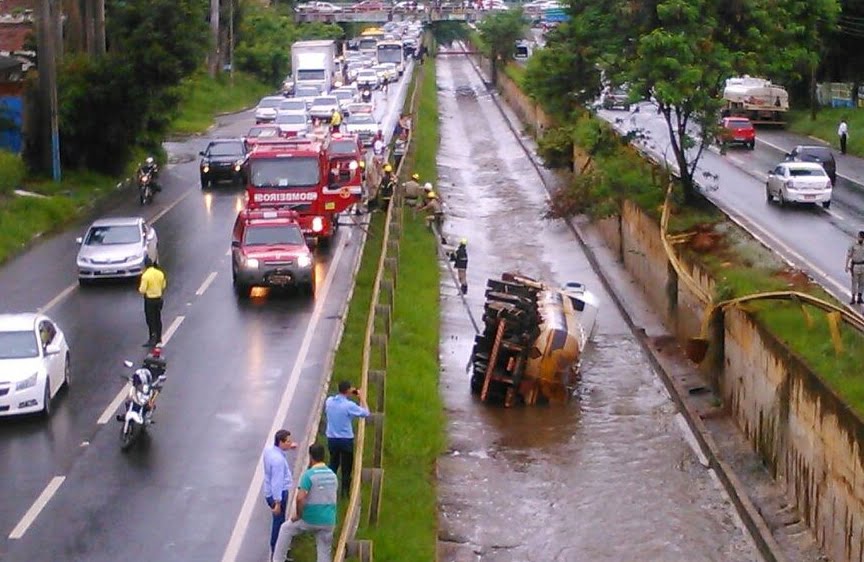 CAMINHÃO CAIDO 2