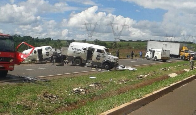 Carros fortes explodidos