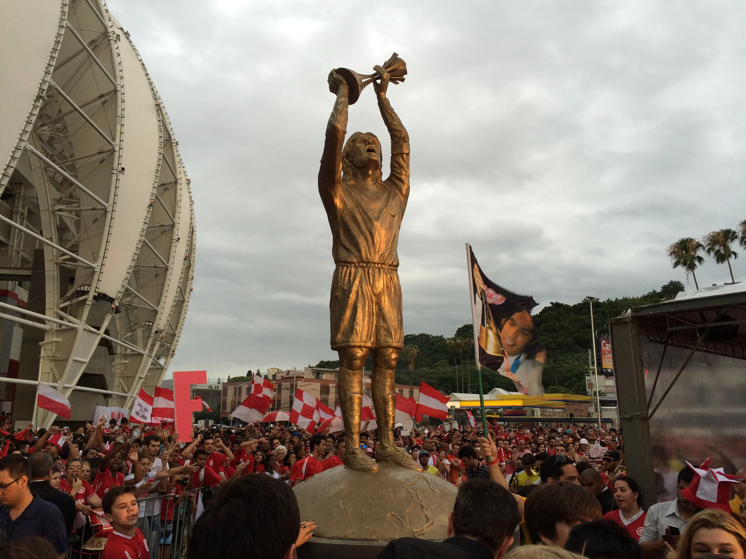 Estatua-em-homenagem-ao-jogador-Fernandao-e-inaugurada-no-estadio-Beira-rio-foto-Alexandre-Correa-Inter 201412170001