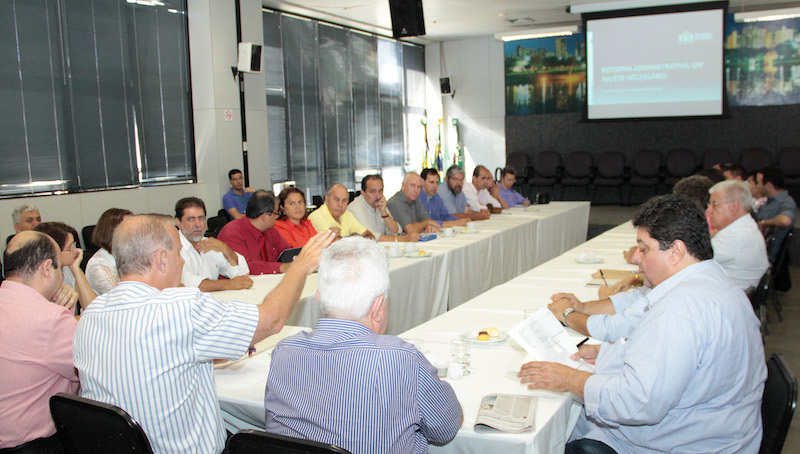 Paulo Garcia reune secretarios para debater reform administrativa