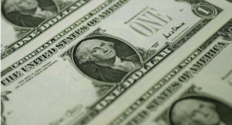 Dólar supera R$ 4,10 e fecha no maior valor em oito meses