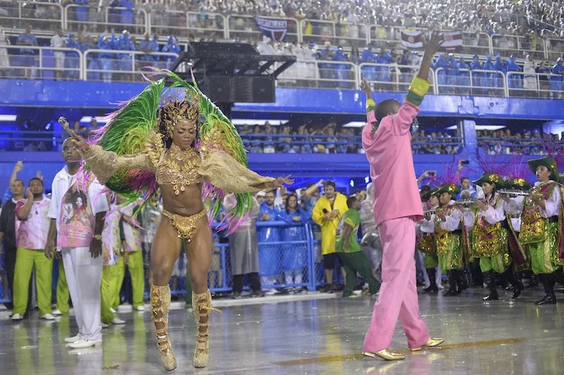 Evelyn Bastos rainha de bateria da mangueira 2015