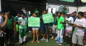 Torcedores do Goiás protestam contra Hailé Pinheiro e a diretoria do time