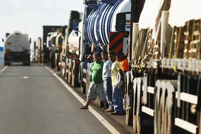 Caminhoneiros bloqueiam mais um trecho da BR-163 em Mato Grosso