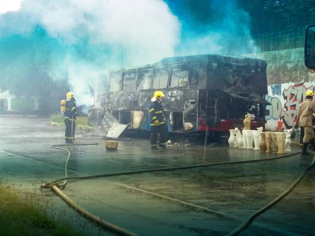 Onibus pegou fogo no setor bueno quase esquina com t7