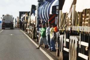 Caminhoneiros interditam 7 rodovias federais