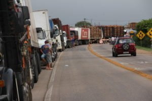 Caminhoneiros fazem protestos em rodovias de cinco Estados