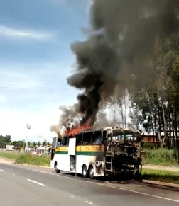 Ônibus pega fogo na BR-153, em Hidrolândia