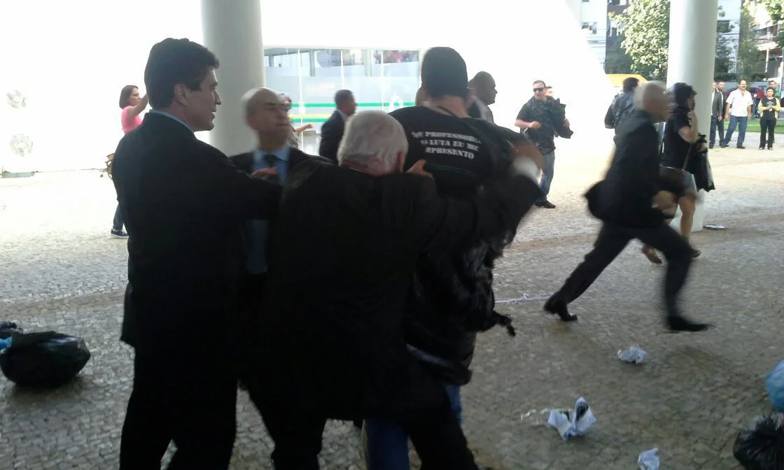 Após manifestação, professores e policiais legislativos entram em confronto na Assembleia