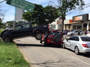 Acidente na Avenida 136 envolve três veículos