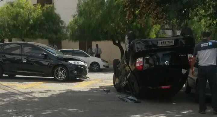 Carro capota em acidente no setor Oeste