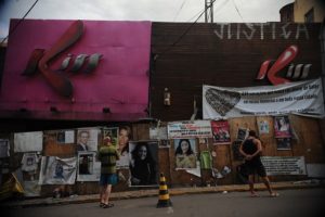 Justiça condena 2 bombeiros e inocenta 6 em processo da boate Kiss