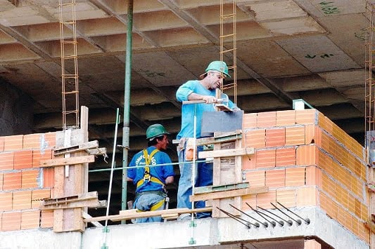 Construção demite 609 mil no trimestre até abril, diz IBGE