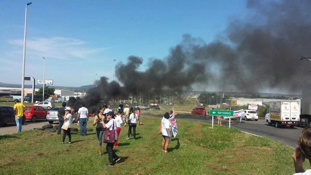 Professores liberam BR-153 após duas horas de manifestação