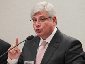 Candidato à reeleição na PGR, Janot minimiza críticas de Cunha e Renan