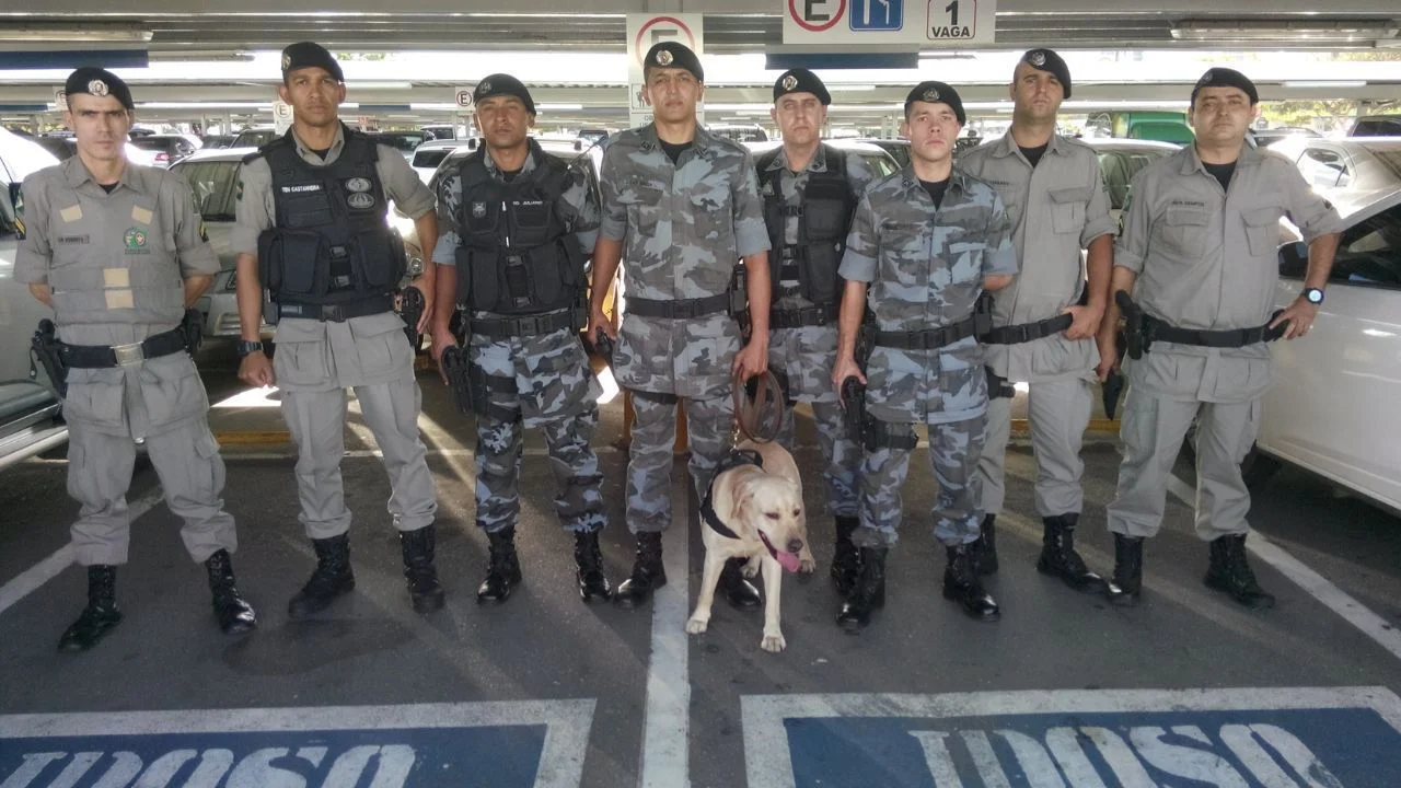 homem preso no estacionamento do supermercado