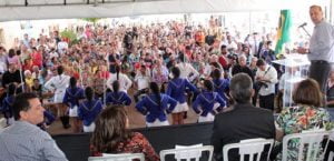 Governo estadual entrega 300 escrituras a morados do Jardim Curitiba