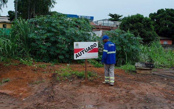 PREFEITURA AUTUA LOTES BALDIOS DENGUE FOTO LUCIANO MAGALHAES DINIZ