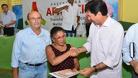 MAGUITO ENTREGA ESCRITURA FOTO VALDIR ANTUNES