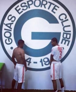 jogadores do vila urinando