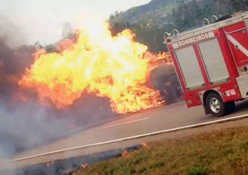 Caminhões incendiados na BR-060 e BR-153