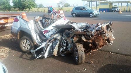 carro destruido br 364