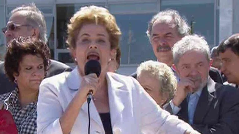 dilma rousseff discursou para o povo na saida do palacio