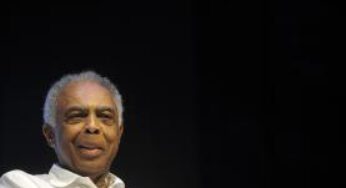 Gilberto Gil publica vídeo ouvindo canção que havia sido censurada