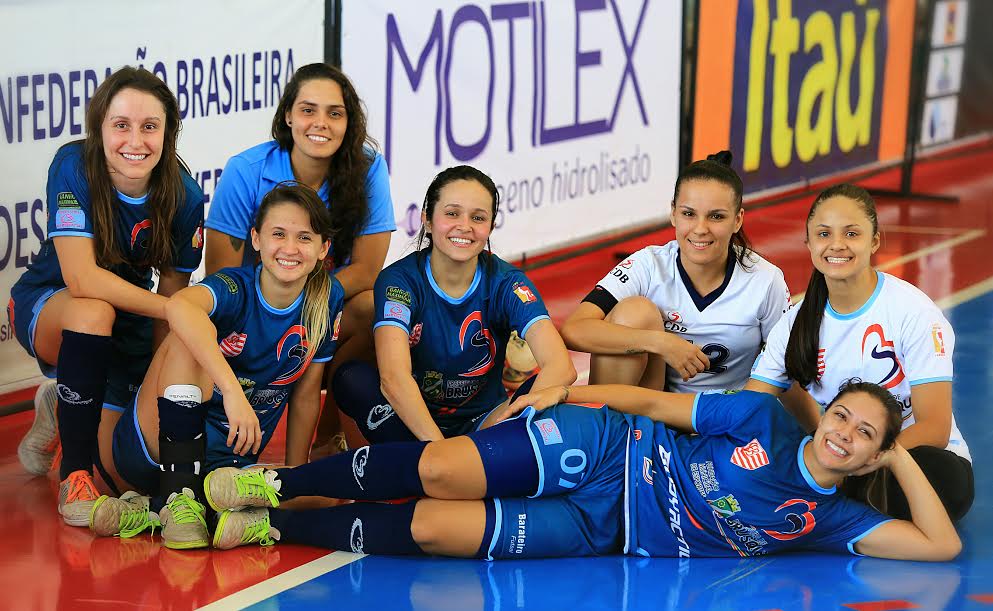 foto meninas futsal treino