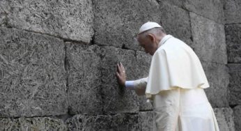 Em Auschwitz, papa pede perdão por “tanta crueldade”