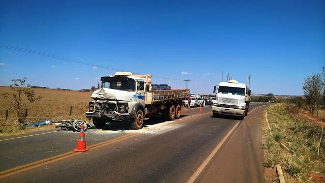 colisao caminhao moto