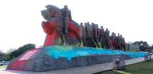 monumento as bandeiras no ibirapuera amanheceu vandalizado