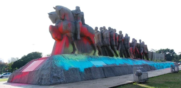 monumento as bandeiras no ibirapuera amanheceu vandalizado