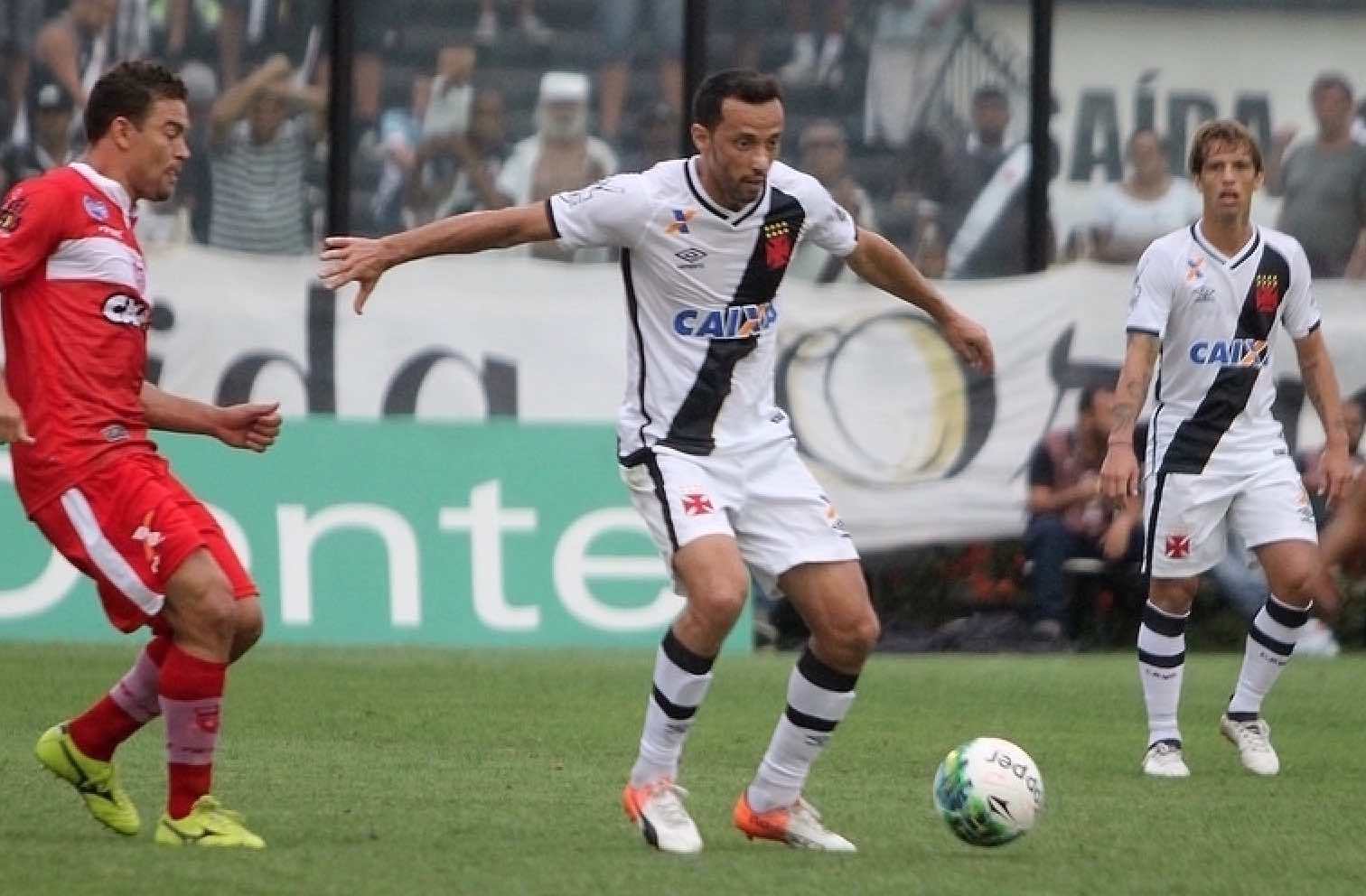 nene conduz bola na derrota para o crb (foto paulo fernandes site do vasco)