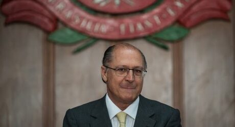 Alckmin concede reajuste a 18 mil professores para se adequar à lei