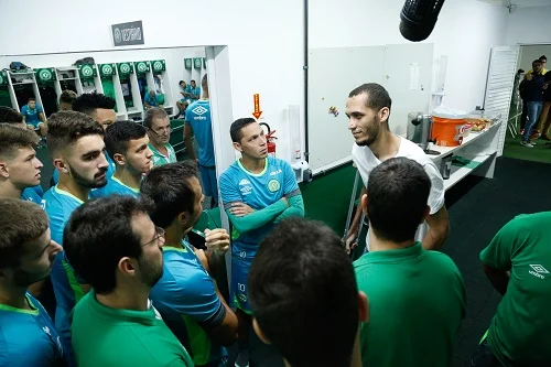 zagueiro neto em visita a nova equipe da chape foto marcio cunha mafalda press folhapress