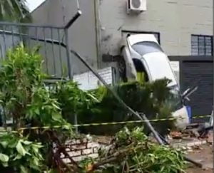 carro capota em fuga goiania