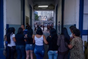 familiares de policiais militares em frente ao 6 bpm tijuca foto erbs jr folhapress