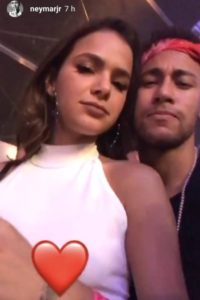 neymar e bruna marquezine comemora jogo