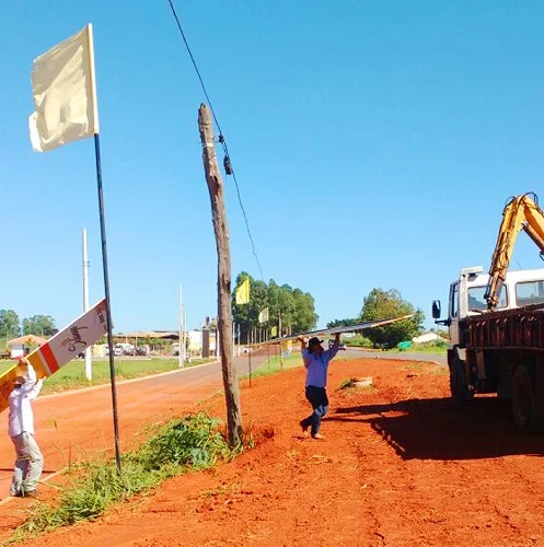 agetop retira placas publicitarias irregulares as margens das rodovias estaduais