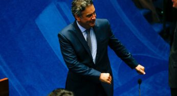 Aécio Neves deixa plenário do Senado sem comentar o assunto