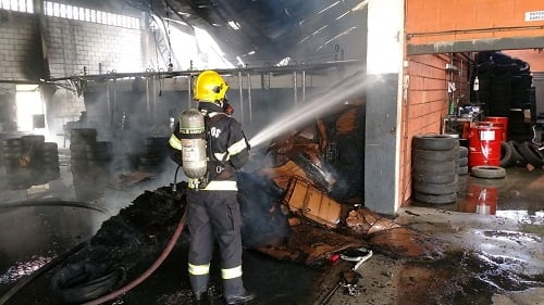 fabrica de pneus pega fogo em aparecida foto cbmgo