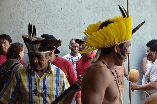 indigenas protestam pacificamente em frente a camara foto renato costa framephoto folhapress