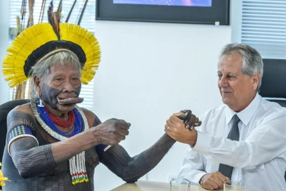 o ex presidente da funai toninho costa com o cacique raoni foto mariovilela funai