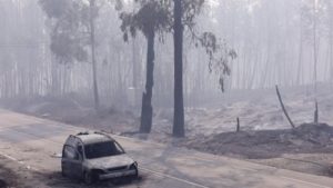 incendio em portugal carro queimado foto epa